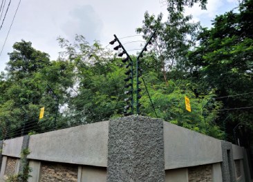 Wall-Top-Electric-Fence